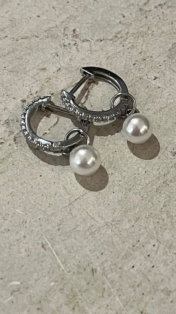 Creole "Irma" in Silber mit kleiner Perle